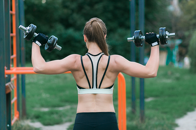 ¿Cuál es la cantidad recomendada de ejercicio para fortalecer los hombros?