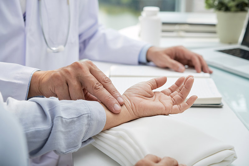 Cómo tratar la artrosis en las manos: consejos y recomendaciones.